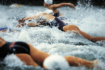 Referencial: las triatletas de París 2024 cumplen con 1.500 m de natación.
