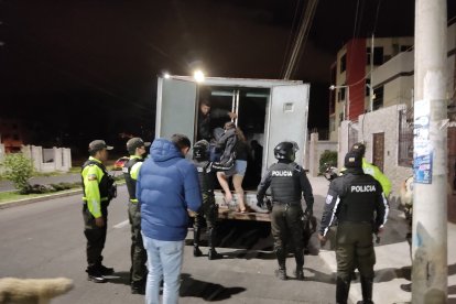 Los policías lograron acorralar a once sospechosos de varios delitos que operaban en la zona Centro, en el sur de Ambato.