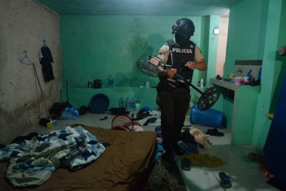 En el espacio había un colchón, ropa tirada, cestos y botellas con agua. El sitio no contaba con ventanas que faciliten el ingreso de luz natural.