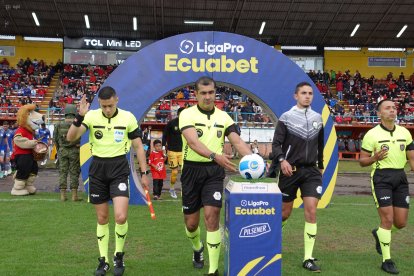 Los árbitros quieren que les paguen la deuda completa, para pitar los partidos.