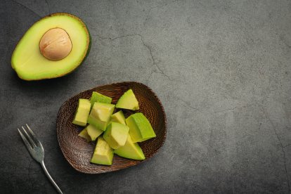 Para que lo sepas el aguacate es una excelente fuente de fibra dietética, que es esencial para una digestión saludable.