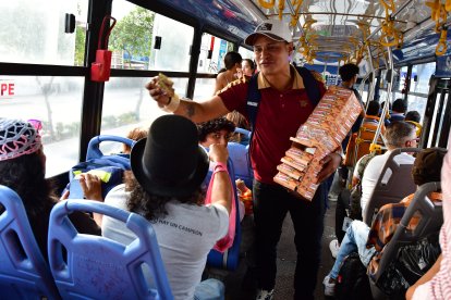 Mario trabaja de lunes a domingo vendiendo golosinas en los buses urbanos.