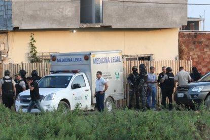 Policías llegaron al sector para retirar los cadáveres y recabar indicios.