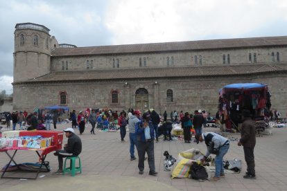 Junto a la iglesia matriz de Sicalpa, en  la plazoleta, los domingos realizan una colorida feria.