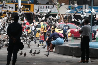 Uno de los guardias se mantuvo sentado y mirando su teléfono por varios minutos.