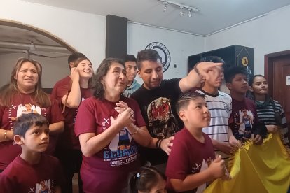 Doña Eulalia Álvarez, madre de Daniel, rompió en llanto cuando le colgaron el oro.