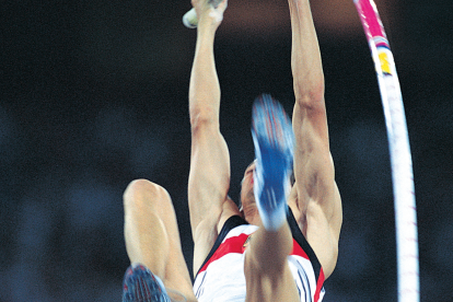 Referencial: un desafortunado suceso sufrió un atleta de salto con pértiga en París 2024.