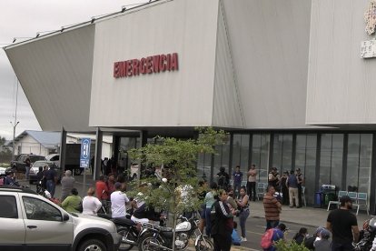 Policías acudieron a la casa de salud luego de conocer del hecho violento.