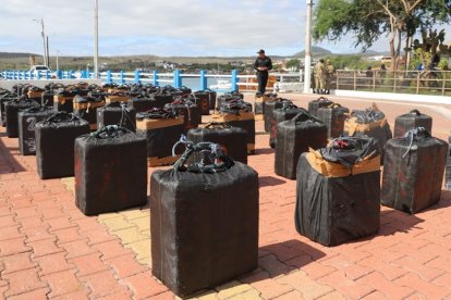 Galápagos sigue siendo zona de tránsito de droga: El pasado 25 de julio se capturaron 63 bultos, con un peso estimado de 2.3 toneladas de 'merca'.