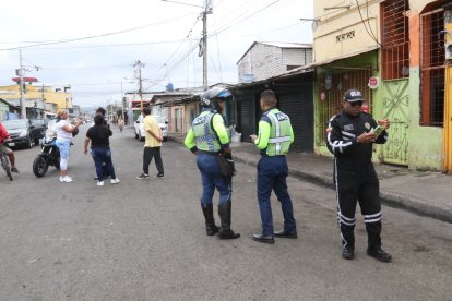 Agentes de la Agencia de Tránsito y Movilidad y de la Oficina de Investigación de Accidentes de Tránsito investigan lo ocurrido.