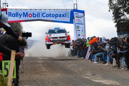Tremenda entrada de Alfonso Quirola y Leo Rojas en el VW Polo GTI. Esta fue la entrada de los ganadores del rally.