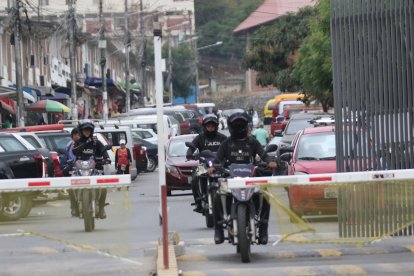 Policías fueron hacia la urbanización Beata Mercedes Molina para investigar lo ocurrido.