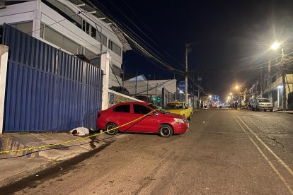 A lo largo de la calle De los Eucaliptos quedaron los cadáveres de los tres baleados. Según la Policía, no serían víctimas colaterales.
