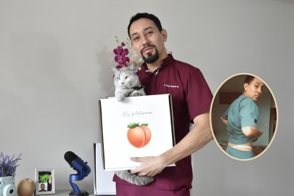 Gary Guevara sostiene una de las cajas donde entrega su producto. A un lado, un poco de humor.