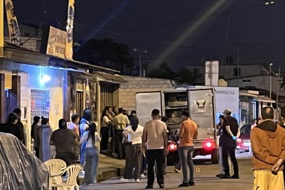 En la vereda, a pocos metros de su casa, quedó tendido el cuerpo sin vida de Chuya.