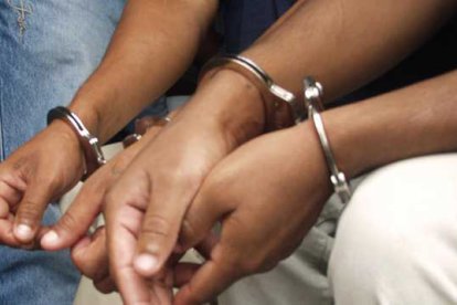 Dos personas de nacionalidad colombiana, dos de origen venezolano y un ecuatoriano fueron detenidos por agentes de la Policía Nacional del Ecuador, en Quito. (Imagen referencial)