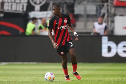 William Pacho ha destacado con Eintracht Frankfurt y por eso lo busca París Saint-Germain.