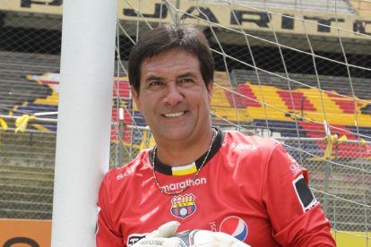 Carlos Luis Morales fue un futbolista, periodista y político ecuatoriano.