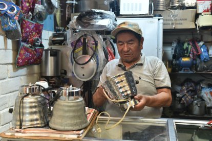 Luis tiene todas las herramientas y repuestos en su taller.