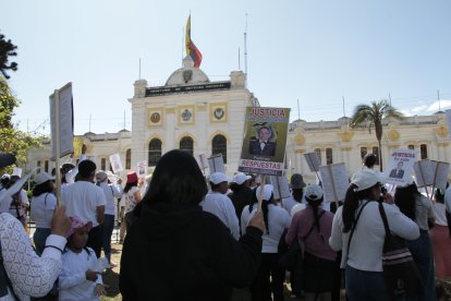 Los familiares de la víctima hicieron un plantón afuera del Ministerio de Defensa.