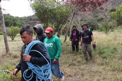 Amigos del desaparecido llegaron con sogas y machetes para buscar por el río Guayllabamba.