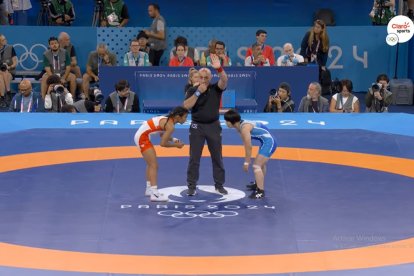 Lucía Yépez enfrentó a la norcoreana Chong Hyo en la lucha grecorromana estilo libre en París 2024
