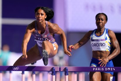 La ecuatoriana Maribel Caicedo (d) en la prueba de 100 metros vallas en París 2024