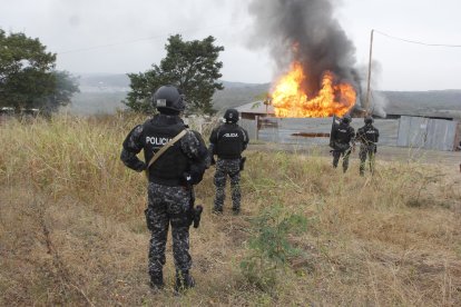 Viviendas utilizadas para actividades ilegales fueron destruidas en Nueva Prosperina.