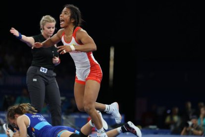 Lucía Yépez, victoriosa en semifinales de la lucha libre de París 2024.