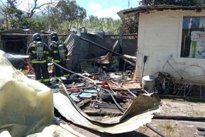 Las labores de extinción se tardaron hasta el mediodía de este 7 de agosto.