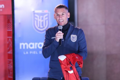 La nueva camiseta Roja Selección Ecuador fue presentada por el Presidente de la FEF y el nuevo DT tricolor.