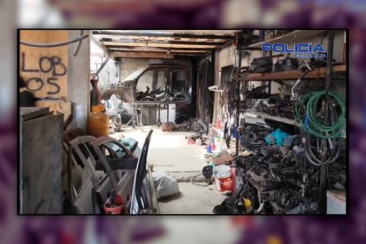 En el norte de Quito fue localizado este sitio en el que desmantelaban vehículos, según ha informado la Policía Nacional del Ecuador.