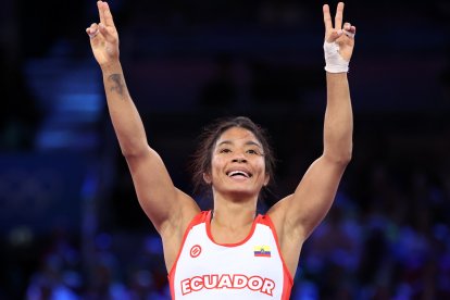 Paris (France), 07/08/2024.- Lucia Yamileth Yepez Guzman of Ecuador wins her bout against Andreea Beatrice Ana of Romania in their Women Freestyle 53kg 1/8 final bout of the Wrestling competitions in the Paris 2024 Olympic Games, at the Champs-de-Mars Arena in Paris, France, 07 August 2024. (Francia, Rumanía) EFE/EPA/YAHYA ARHAB