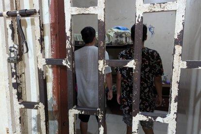 Una de las habitaciones tenía tamaño reducido y una puerta con rejas y picaportes.