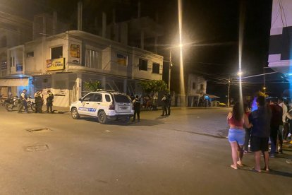 Agentes revisan si en el sector hay cámaras de seguridad para tratar de identificar a los atacantes.