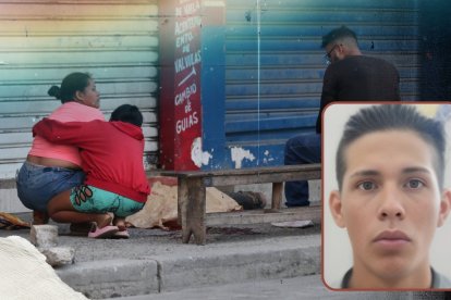 Familiares de Alexander Gabriel Espinoza Armijos lloran desconsolados.