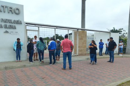 Varios parientes de los cuatro asesinados acudieron a la morgue de Santa Elena, donde hicieron los exámenes legales a los cuerpos.