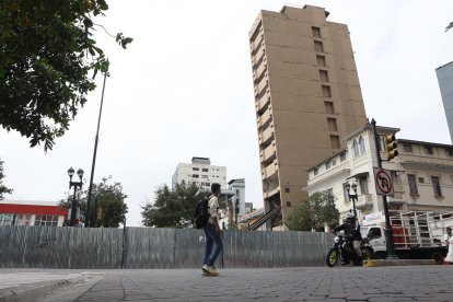 La estructura metálica que apoya la edificación para que no ceda más fue terminada de instalar hace, aproximadamente, dos semanas.