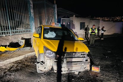 Tras la persecusión policial, los delincuentes se estrellaron en el vehículo.