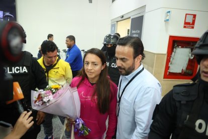 La marchista Glenda Morejón arribó a Guayaquil desde París después de obtener la medalla de plata en la modalidad de relevos mixtos.