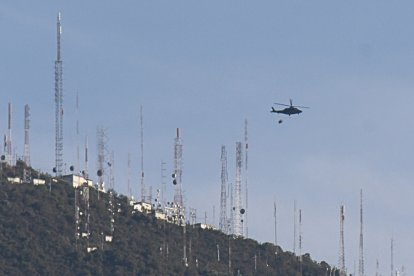 Un helicóptero, con una canasta, es utilizado para atacar el fuego desde el aire, según ha podido captar EXTRA la mañana de este viernes 9 de agosto de 2024.