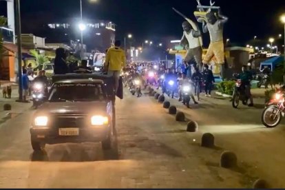 Así recibieron los cuerpos en Puerto López, Manabí.