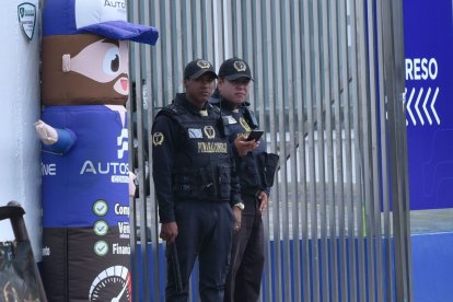 Los guardias de seguridad fueron atacados con piedras y armas blancas.