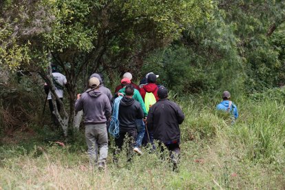 Amigos del conductor llevan sogas y otras herramientas para rastrear el cuerpo del desaparecido.