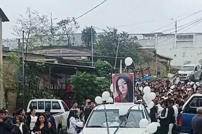 Decenas de familiares acompañaron los féretros de los cuatro asesinados.