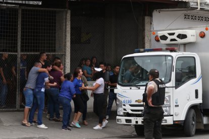 Familiares de las víctimas llegaron hasta el lugar del crimen.