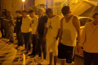 Agentes policiales detuvieron a ocho personas, tres de las cuales registran antecedentes penales.