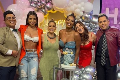 Los Hackers del Espectáculo, de izquierda a derecha: Conny Garcés, Marián Sabaté, Aura Arce, Cinthya Coppiano y Dieter Hoffmann.