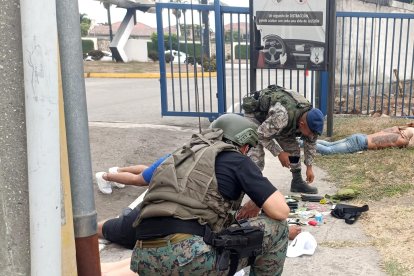 Los ciudadanos que iban en el carro blanco se arrojaron del vehículo y pidieron ayuda a los militares.