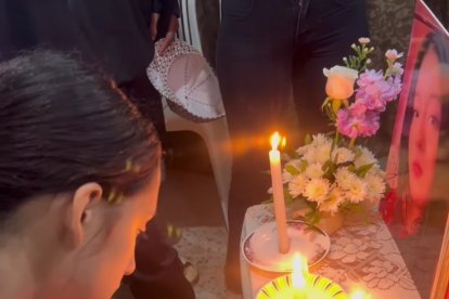 Oraciones y velas encendidas por el descanso de los amigos.